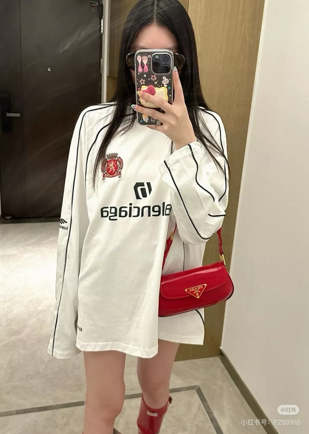 프라다 페이턴트 레더 플랩 숄더백 상세 이미지 18