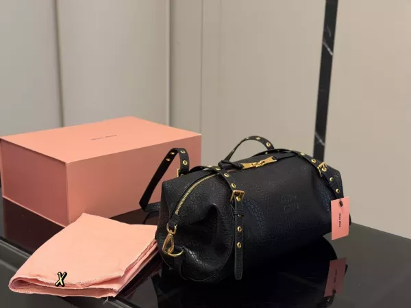미우미우 빈티지 무드 조절 스트랩 보스턴백