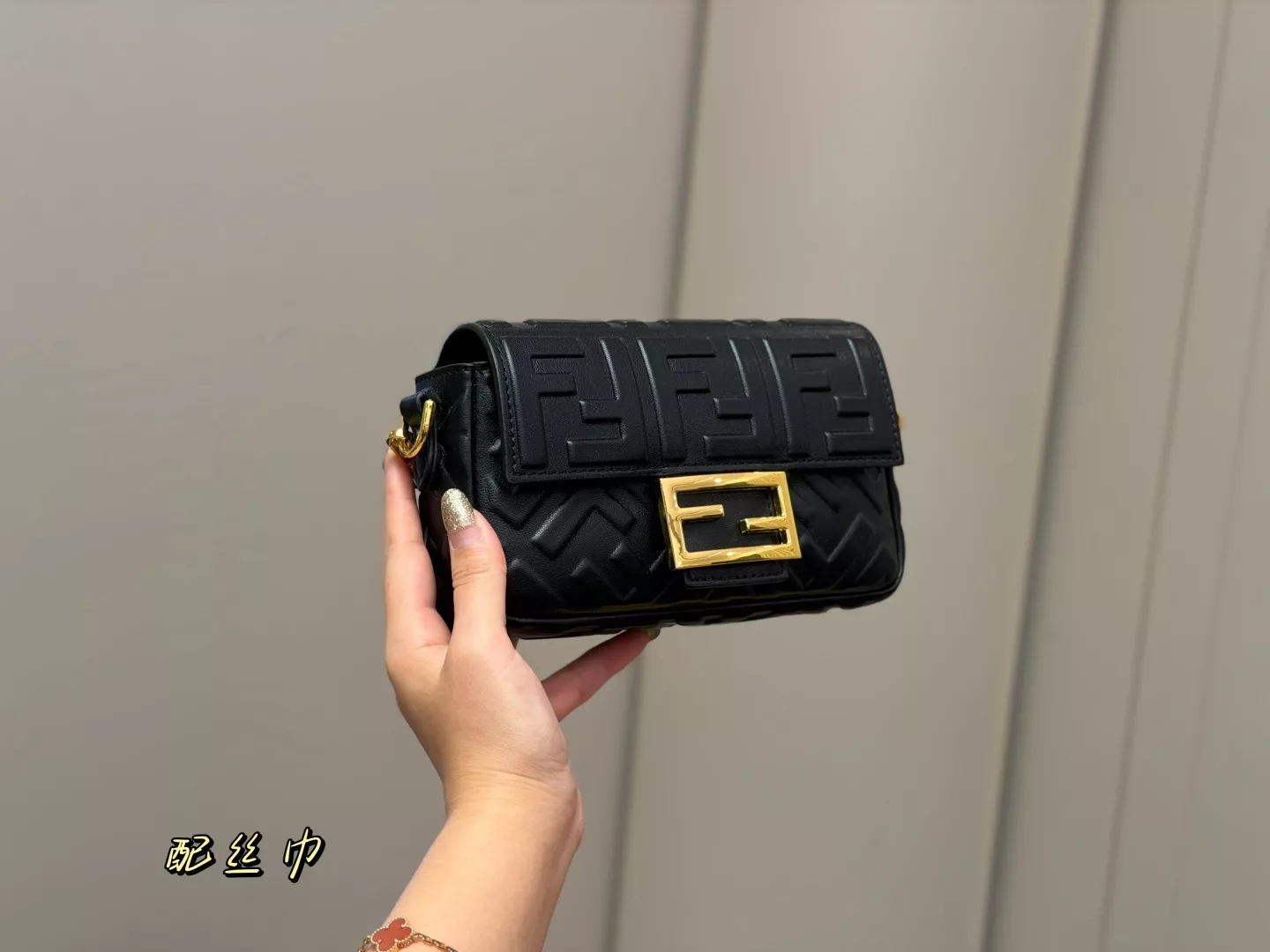 펜디 카프스킨 바게트 숄더백 상세 이미지 19