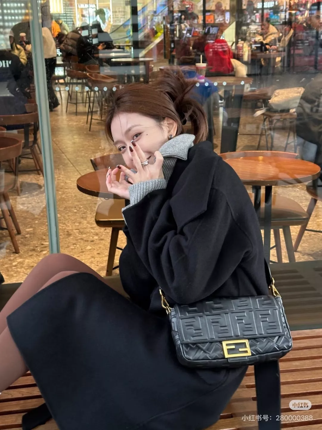 펜디 카프스킨 바게트 숄더백 상세 이미지 37