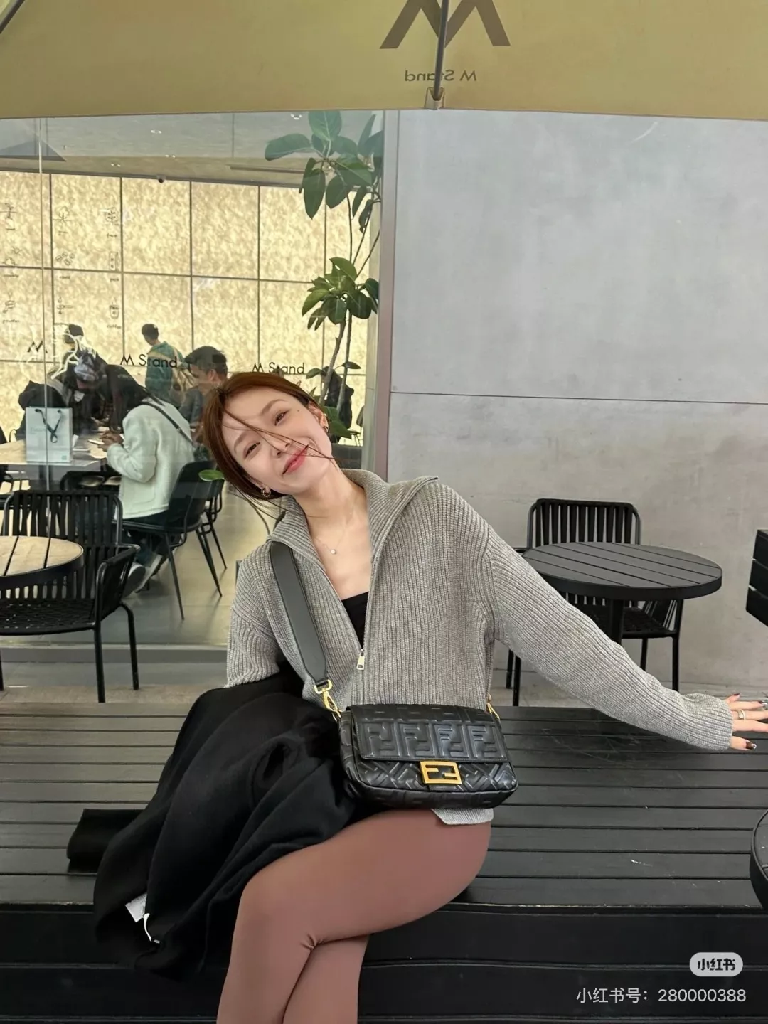 펜디 카프스킨 바게트 숄더백 상세 이미지 38