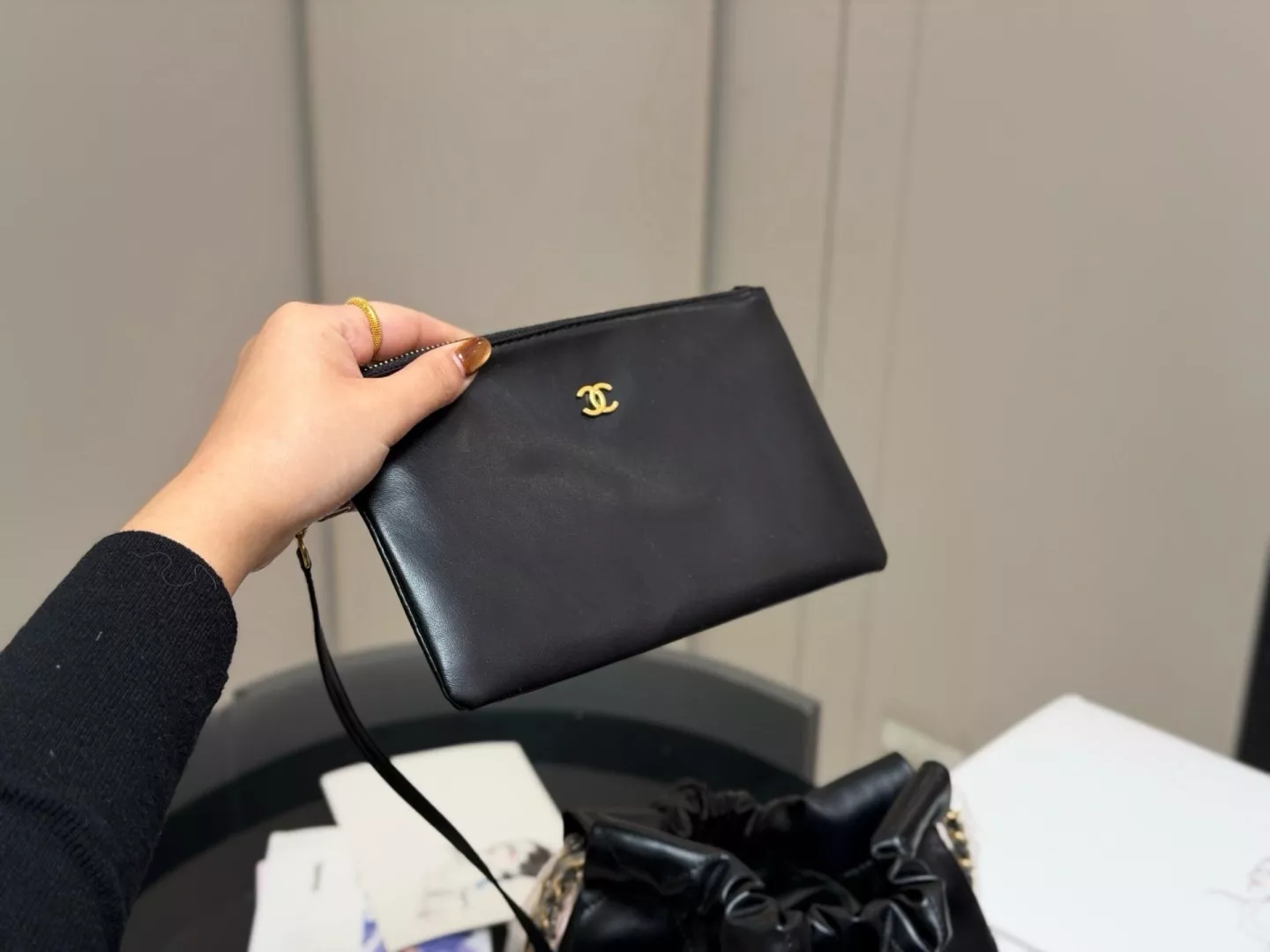 샤넬 소프트 램스킨 드로스트링 숄더백 상세 이미지 3