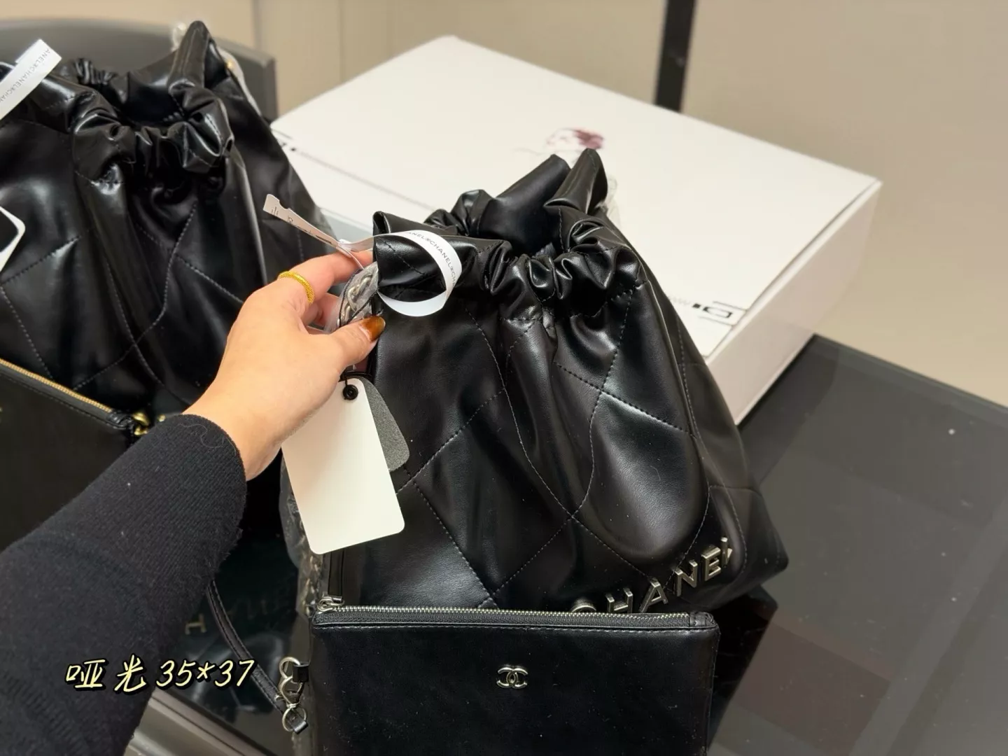샤넬 소프트 램스킨 드로스트링 숄더백 상세 이미지 6