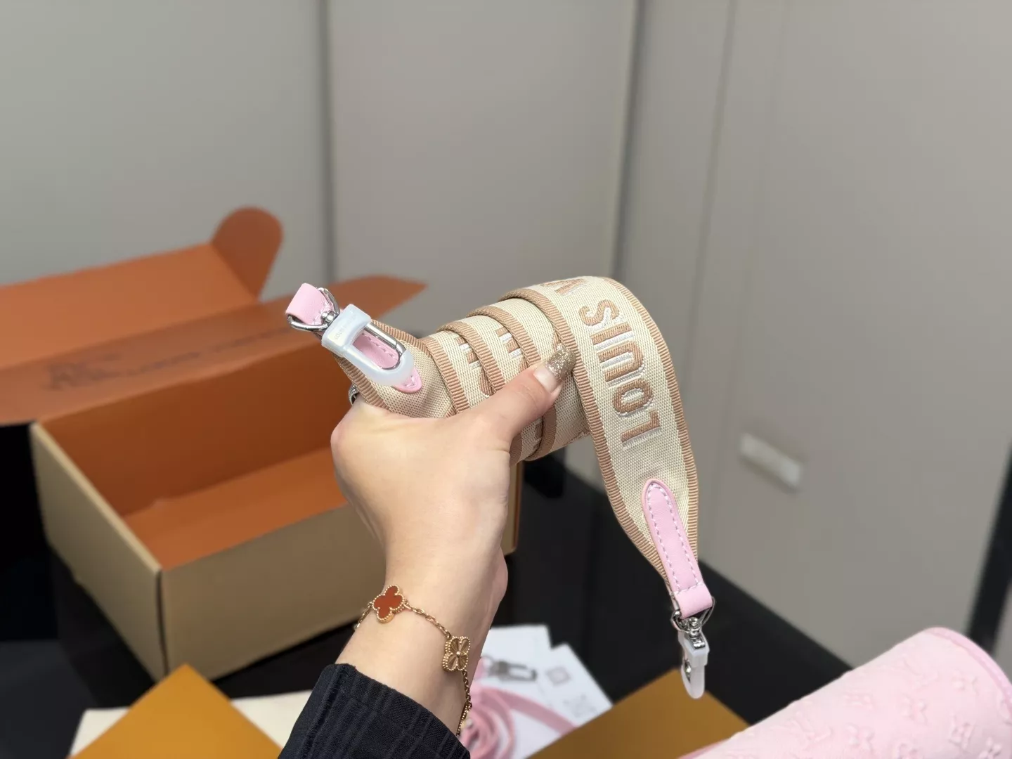 루이비통 모노그램 더블 스트랩 바게트백 상세 이미지 3
