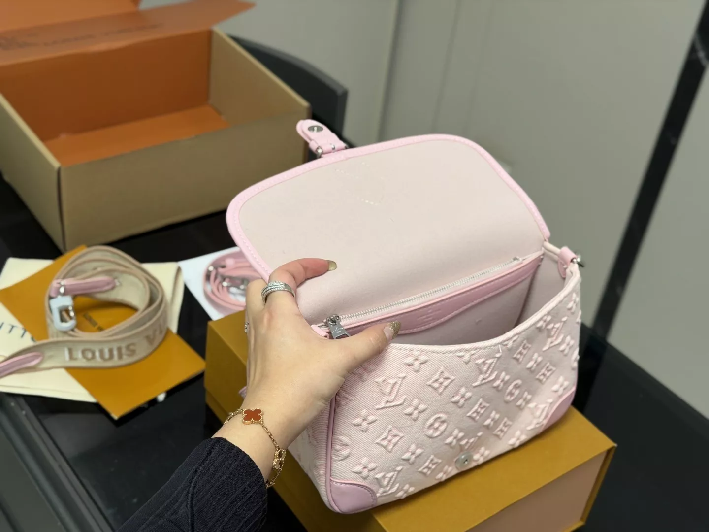 루이비통 모노그램 더블 스트랩 바게트백 상세 이미지 4