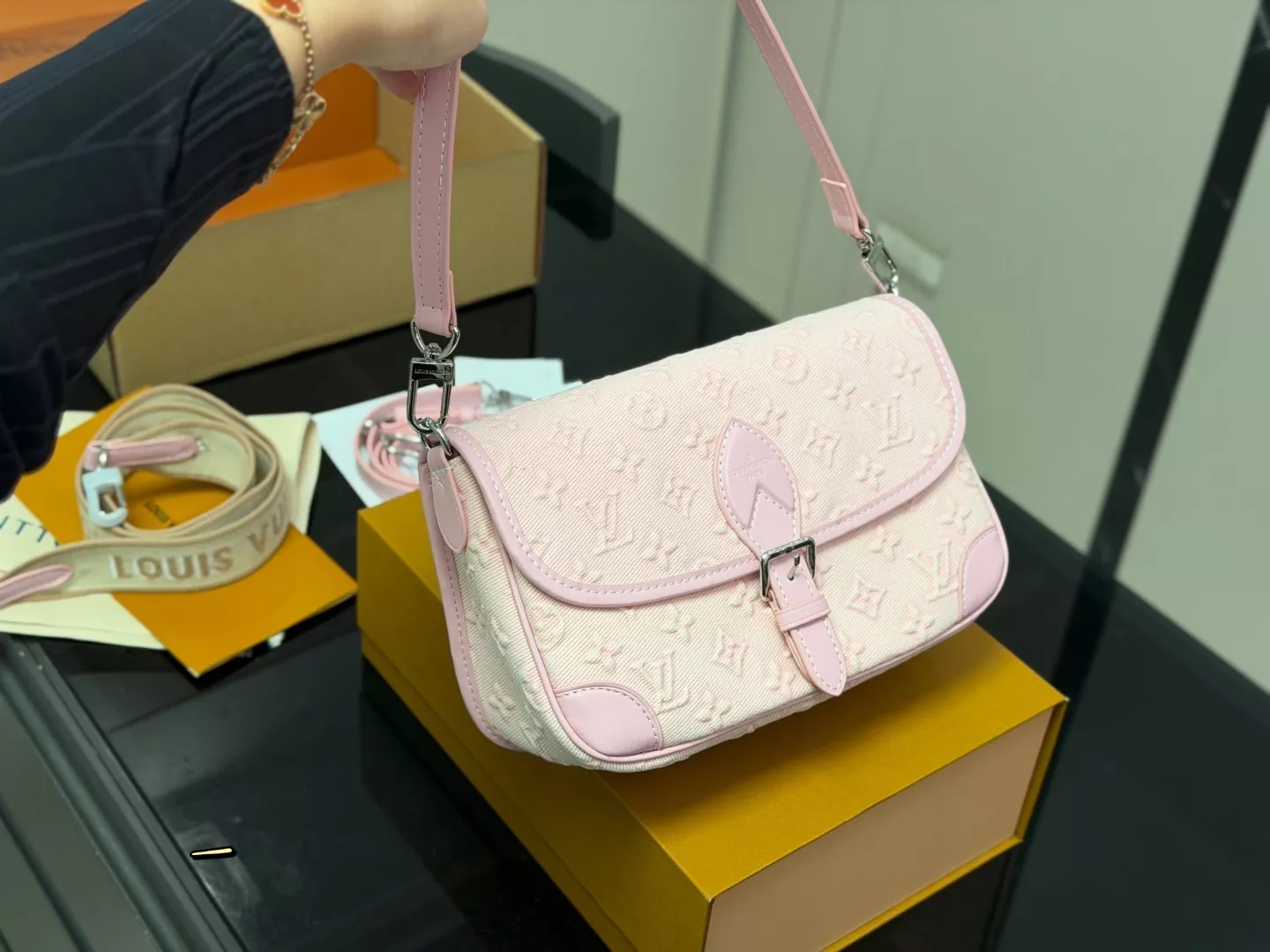 루이비통 모노그램 더블 스트랩 바게트백 상세 이미지 5