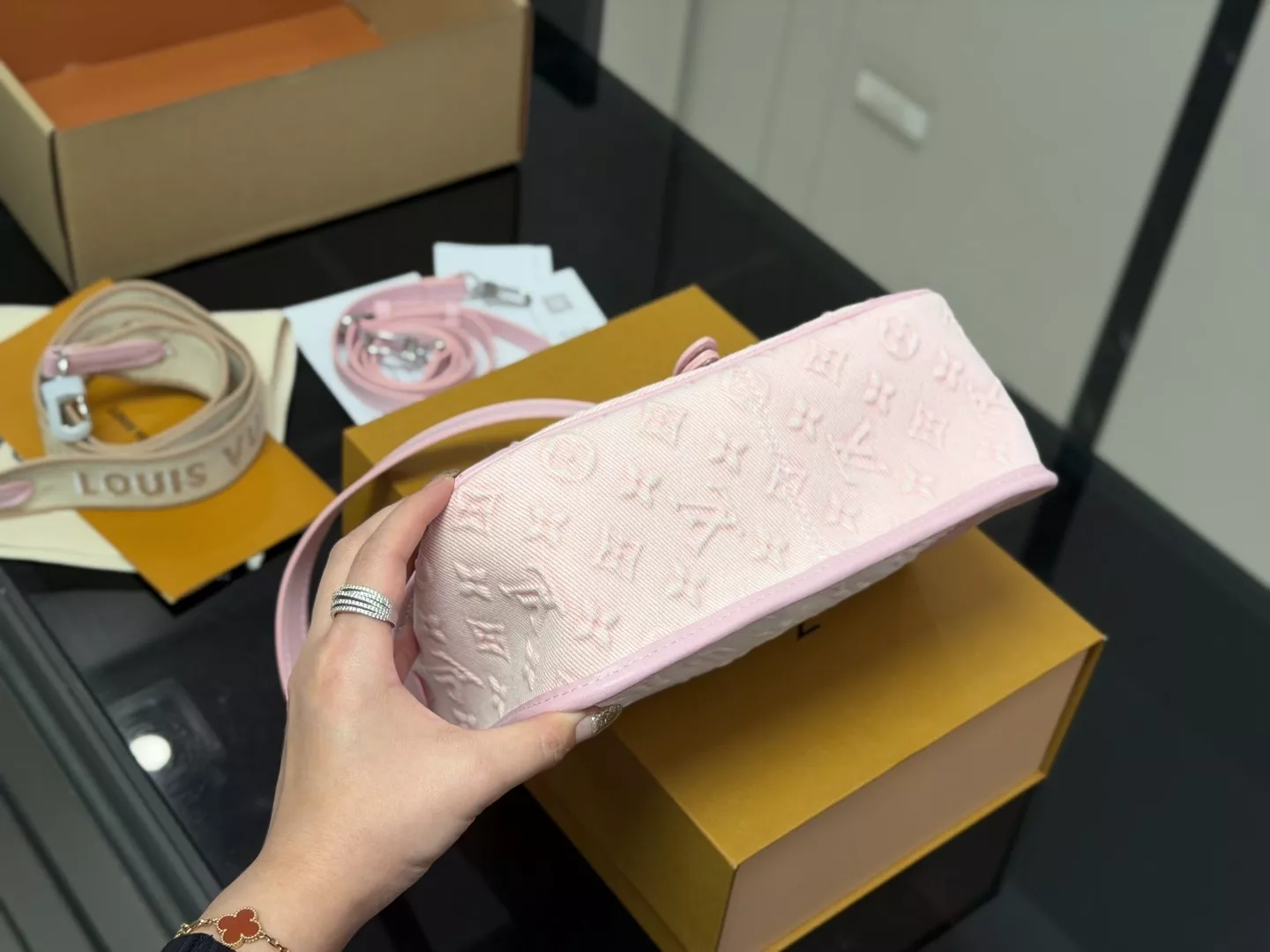 루이비통 모노그램 더블 스트랩 바게트백 상세 이미지 8