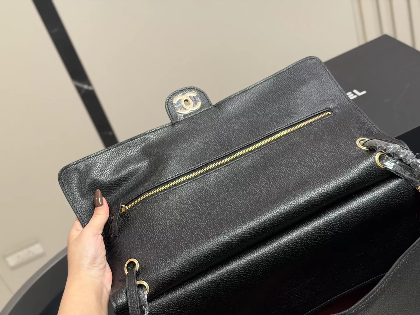 샤넬 맥시 공항 스타일 숄더백 상세 이미지 3