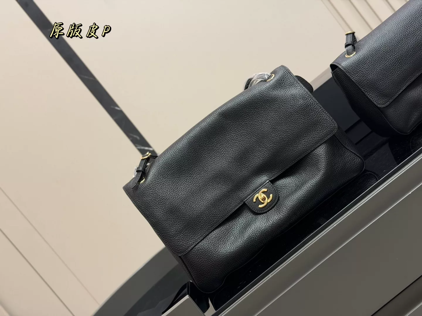 샤넬 맥시 공항 스타일 숄더백 상세 이미지 5