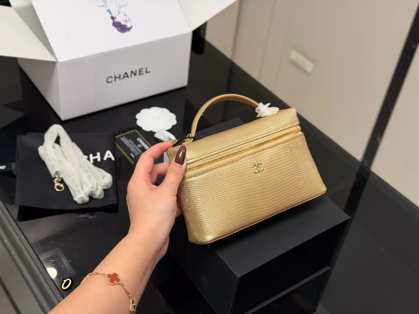 샤넬 유성 장식 박스형 크로스백 상세 이미지 12