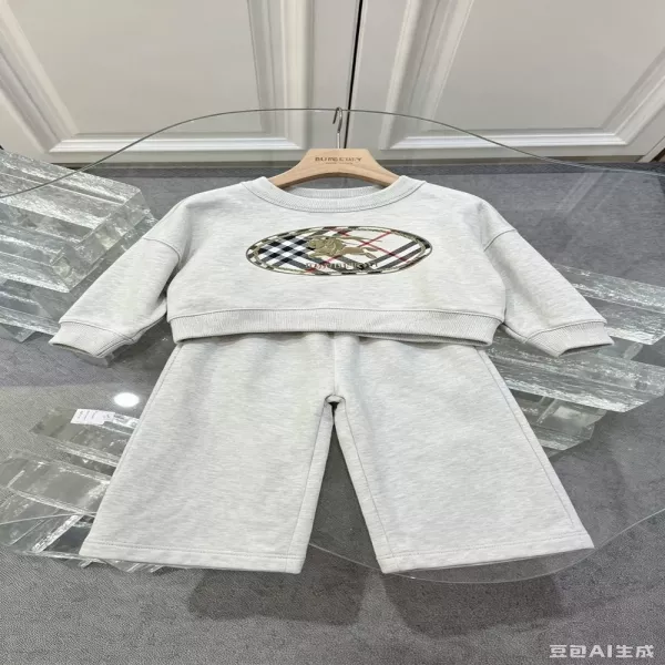버버리 체크 자수 장식 아동용 상하의 세트