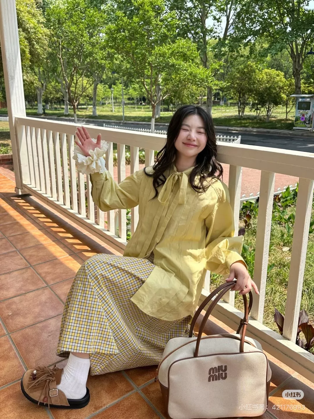 미우미우 스무스 카프스킨 투웨이 보스턴백 상세 이미지 15