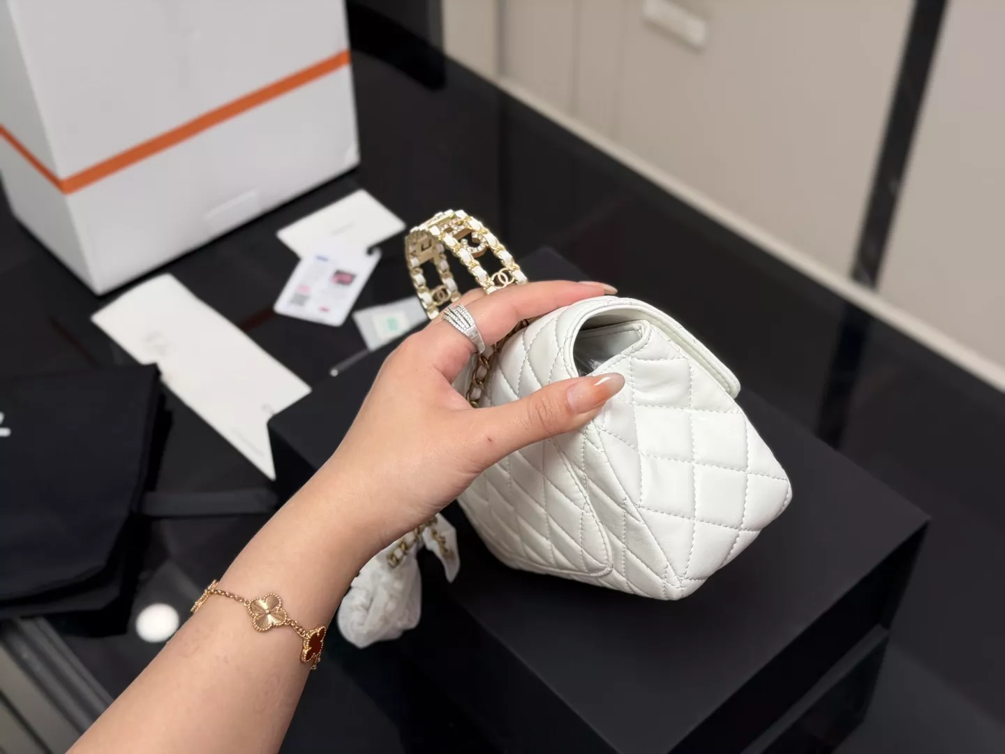 샤넬 퀼팅 탑핸들 플랩 크로스백 상세 이미지 6