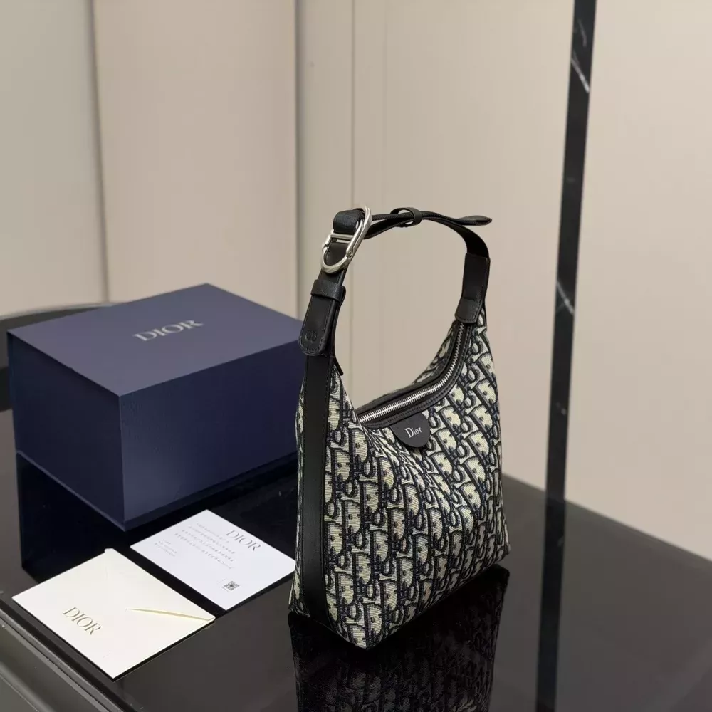 디올 모노그램 패턴 곡선 실루엣 숄더백