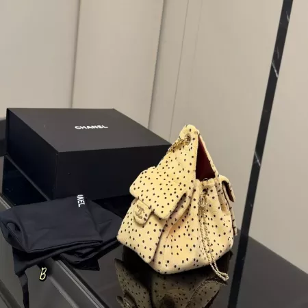 샤넬 도트 패턴 플러시 드로스트링 호보백