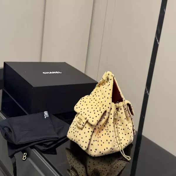샤넬 도트 패턴 플러시 드로스트링 호보백
