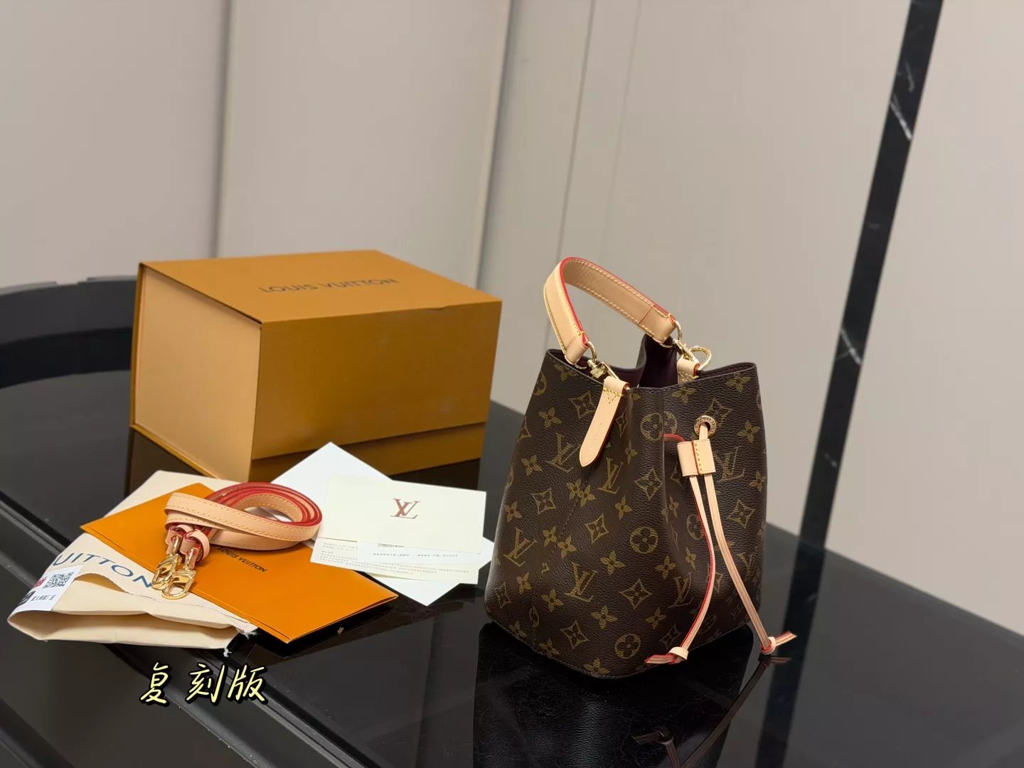 루이비통 모노그램 드로스트링 핸들 버킷백 상세 이미지 1