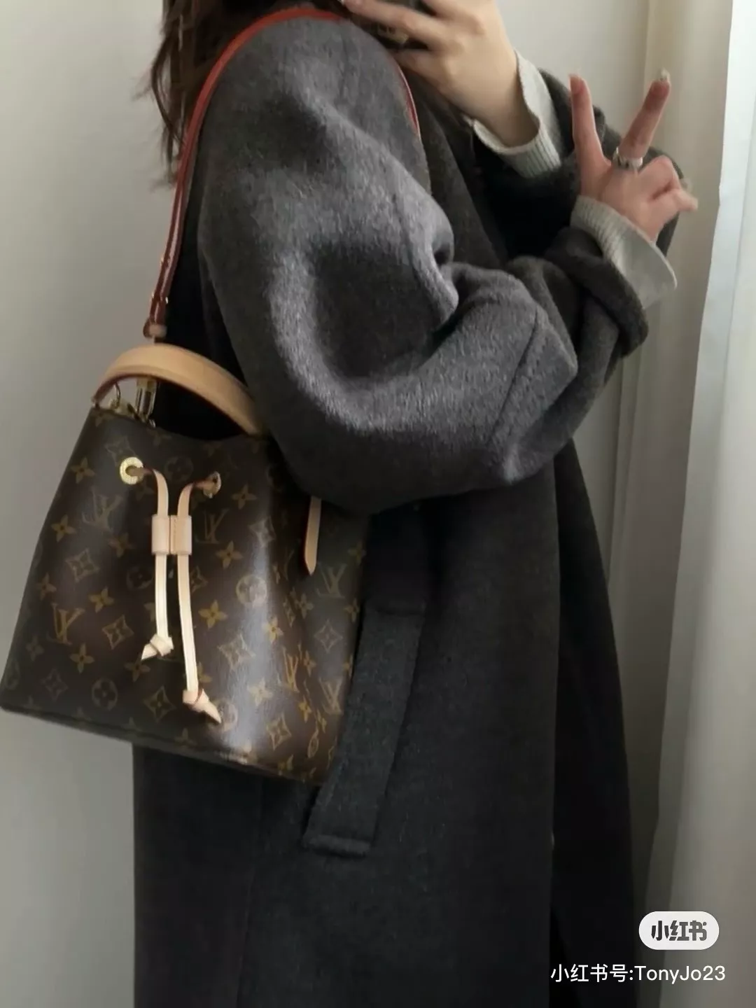 루이비통 모노그램 드로스트링 핸들 버킷백 상세 이미지 10