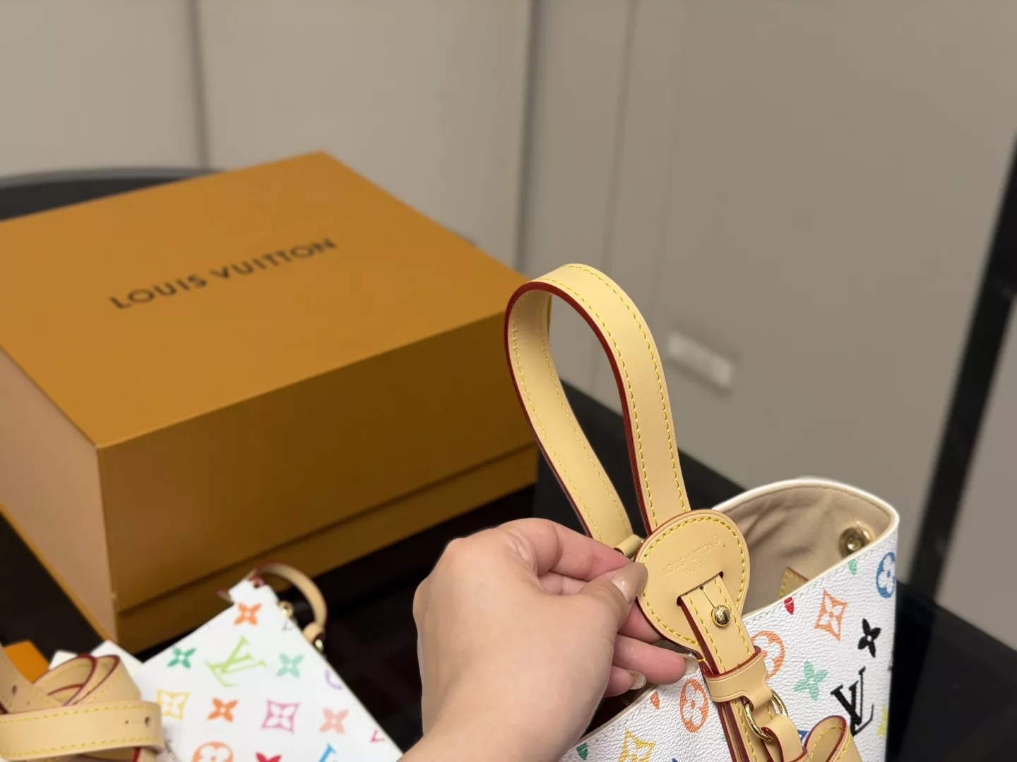 루이비통 모노그램 패턴 버클 장식 버킷백 상세 이미지 13