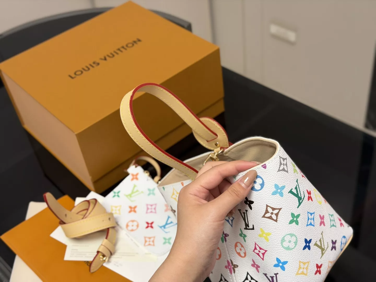 루이비통 모노그램 패턴 버클 장식 버킷백 상세 이미지 17