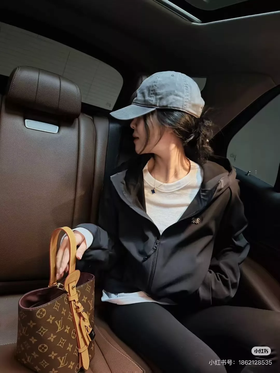 루이비통 모노그램 패턴 버클 장식 버킷백 상세 이미지 24