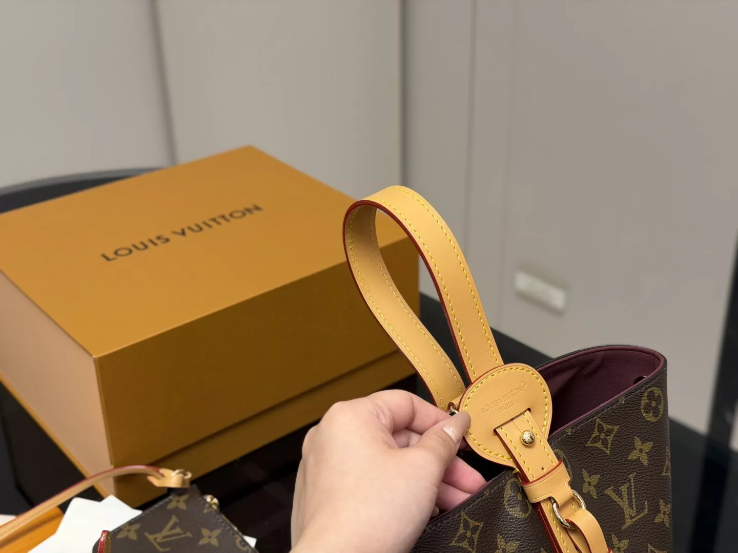 루이비통 모노그램 패턴 버클 장식 버킷백 상세 이미지 3