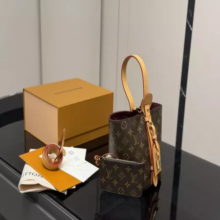 루이비통 모노그램 패턴 버클 장식 버킷백