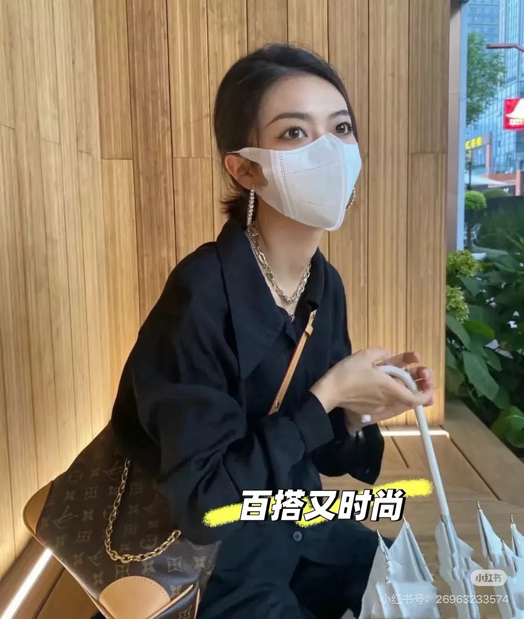 루이비통 모노그램 가죽 체인 스트랩 숄더백 상세 이미지 28