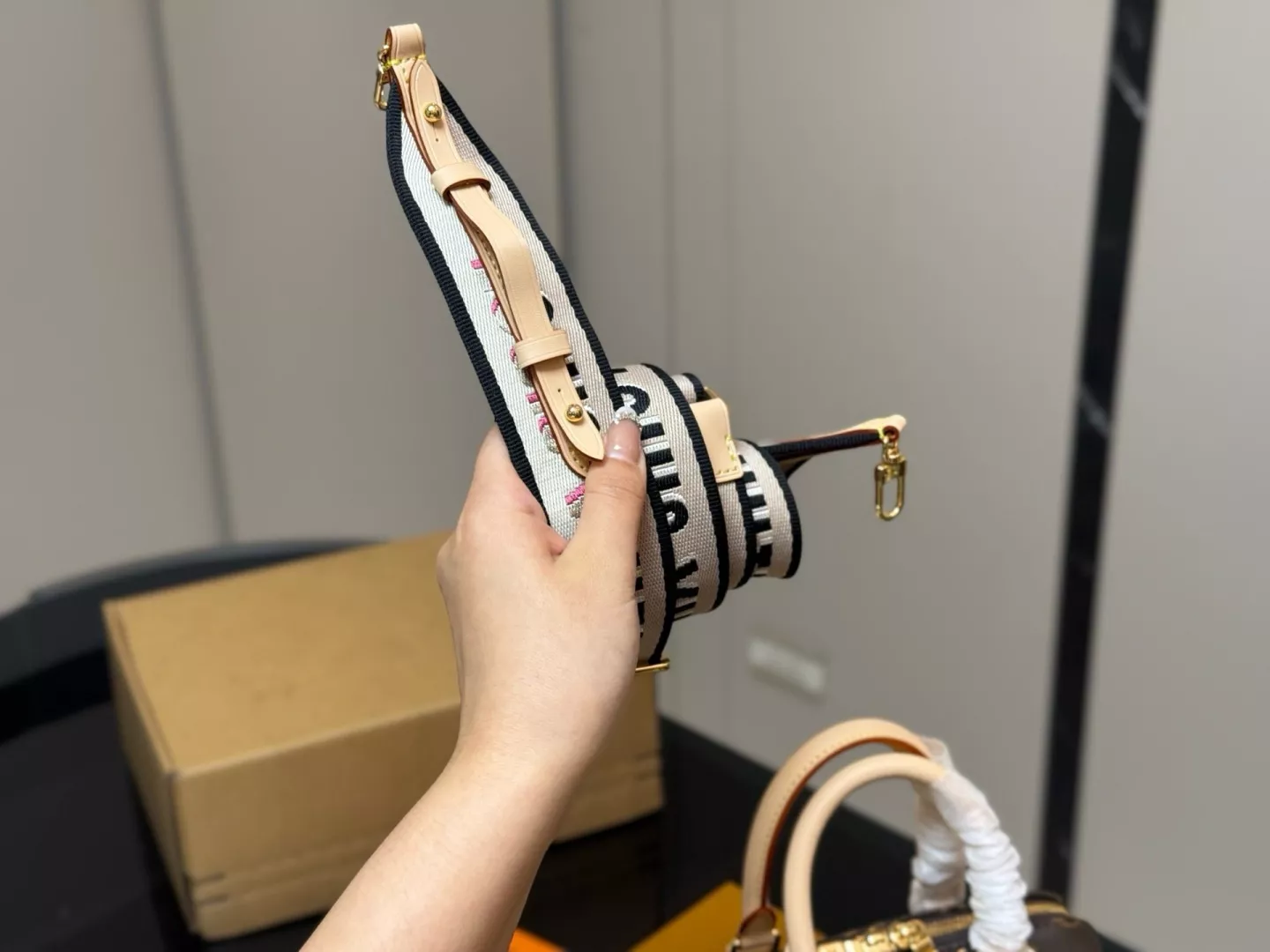 루이비통 모노그램 탈부착 스트랩 보스턴백 상세 이미지 15