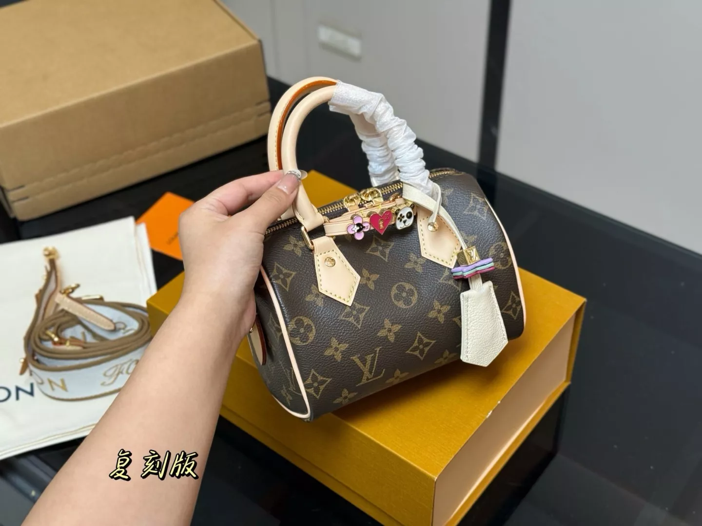 루이비통 모노그램 탈부착 스트랩 보스턴백 상세 이미지 22