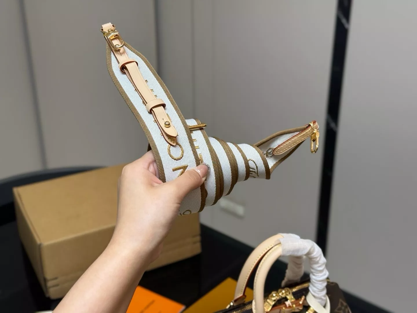 루이비통 모노그램 탈부착 스트랩 보스턴백 상세 이미지 25