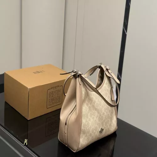 코치 시그니처 패턴 3칸 수납 숄더백
