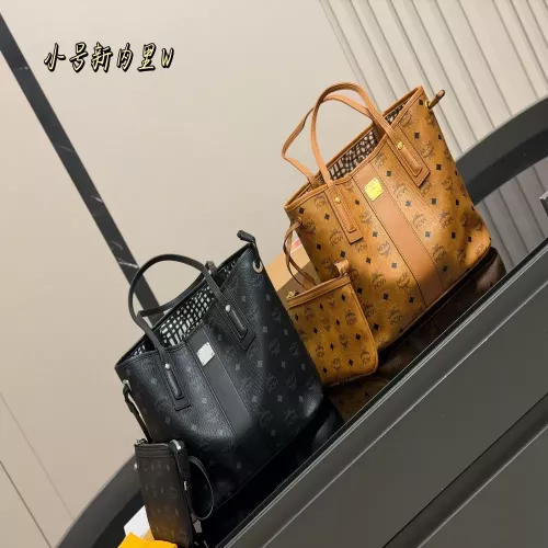 엠씨엠 스터드 장식 양면 파우치 구성 쇼퍼백