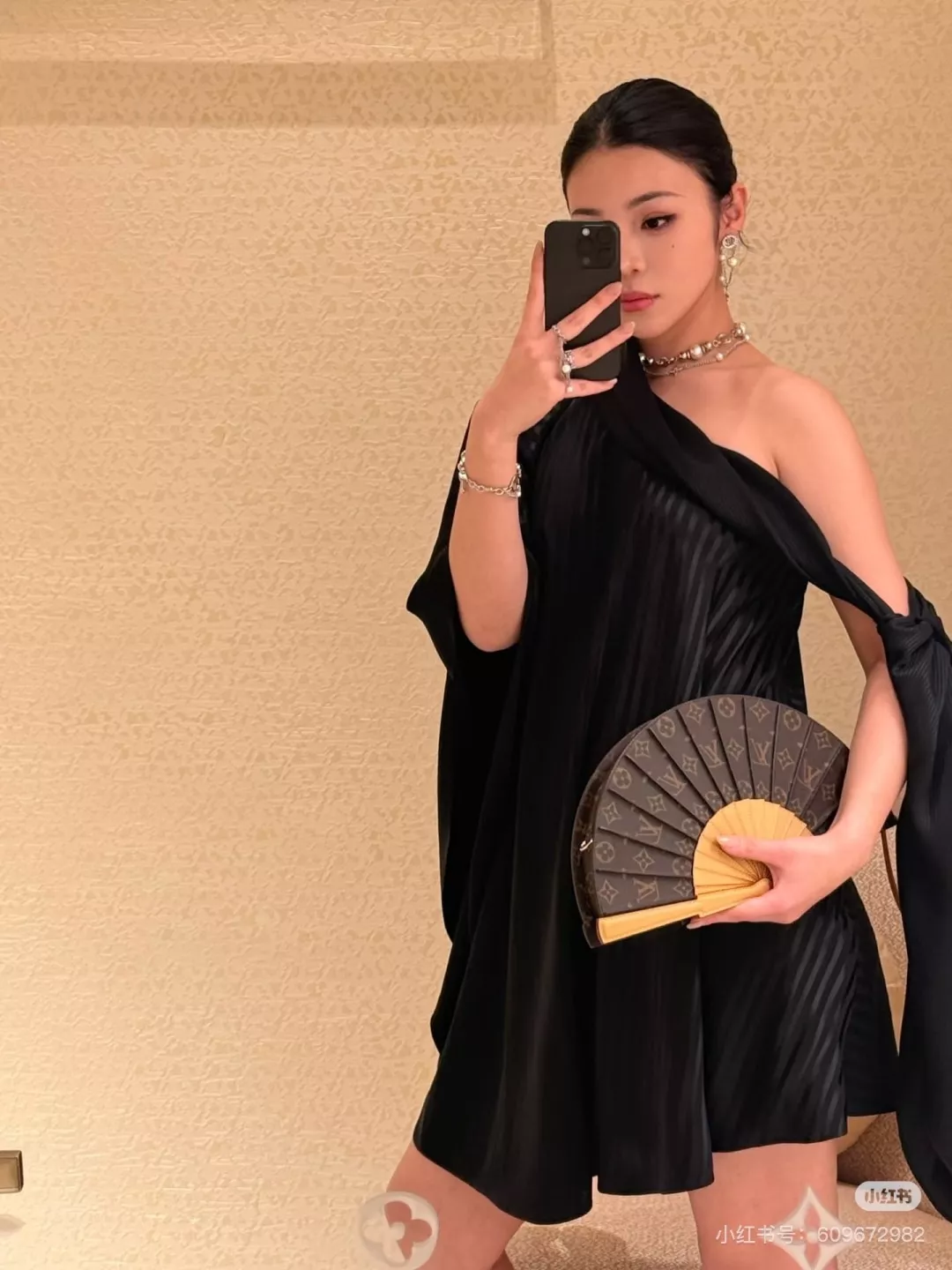 루이비통 모노그램 부채형 크로스 스트랩 탬버린백 상세 이미지 17