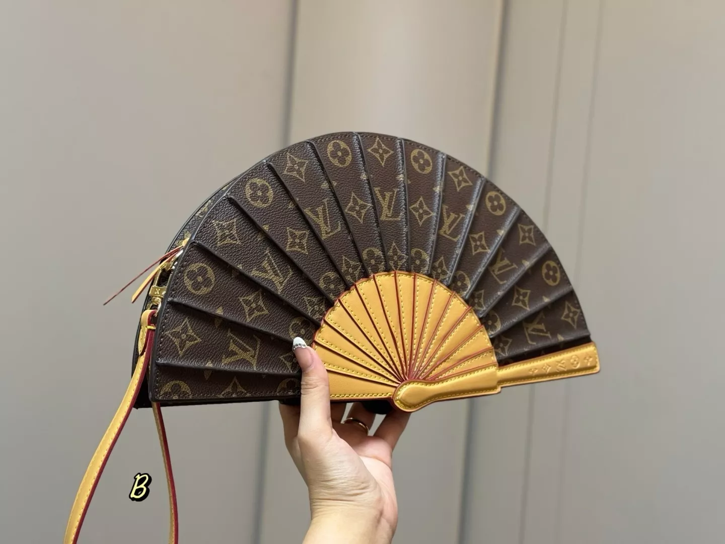 루이비통 모노그램 부채형 크로스 스트랩 탬버린백 상세 이미지 9
