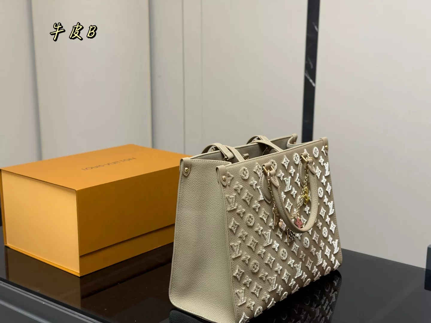 루이비통 정글 패턴 소가죽 히든 스트랩 쇼퍼백 상세 이미지 5