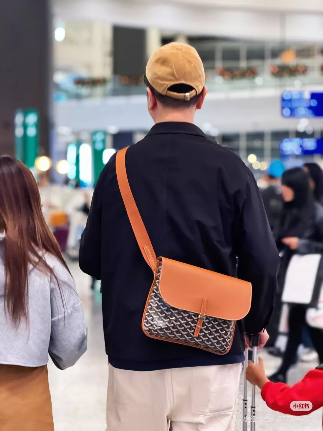 고야드 반복 패턴 플랩형 스트랩 메신저백 상세 이미지 16