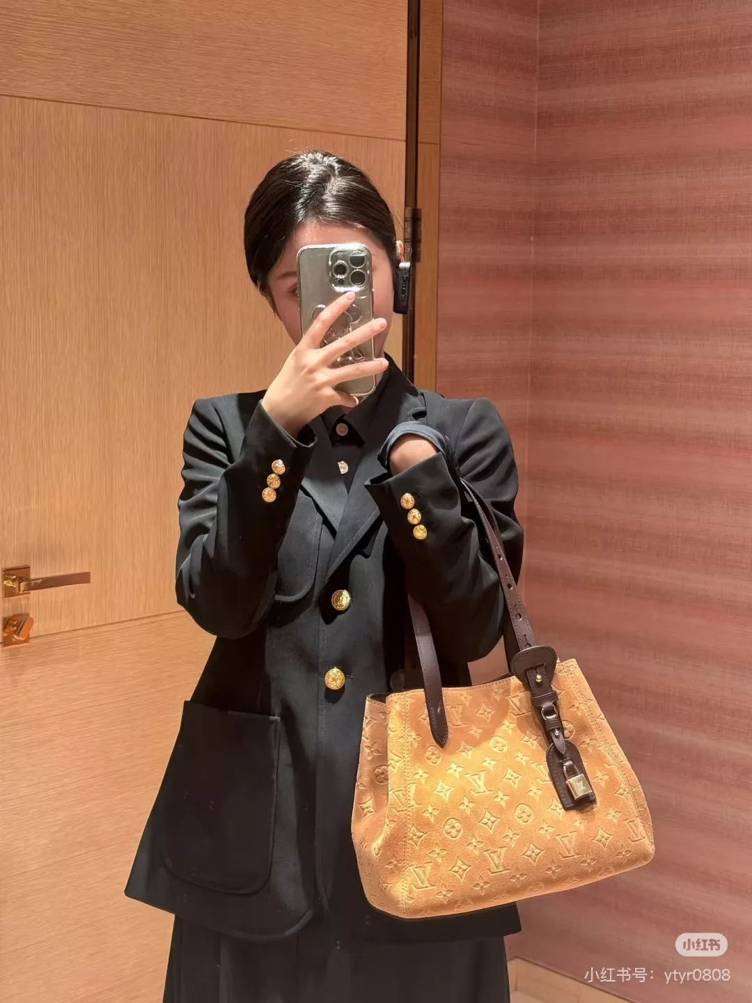 루이비통 모노그램 압인 스웨이드 오픈 토트백 상세 이미지 12
