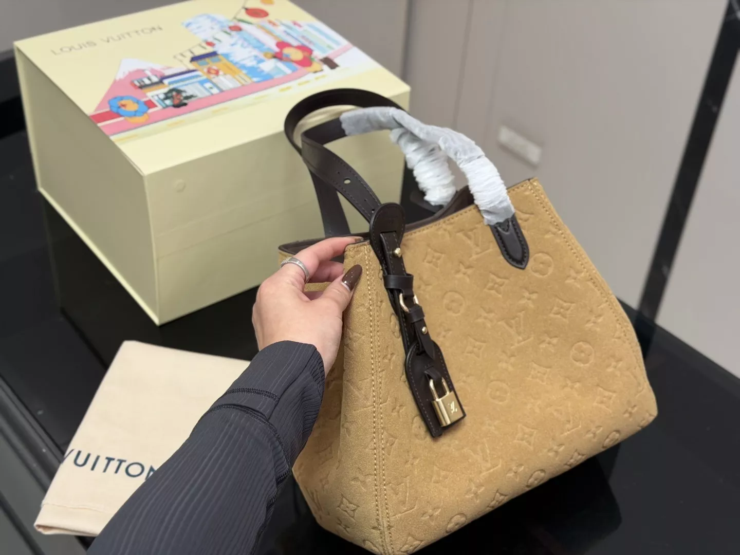 루이비통 모노그램 압인 스웨이드 오픈 토트백 상세 이미지 2
