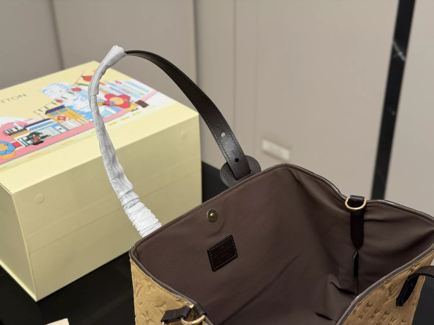 루이비통 모노그램 압인 스웨이드 오픈 토트백 상세 이미지 4