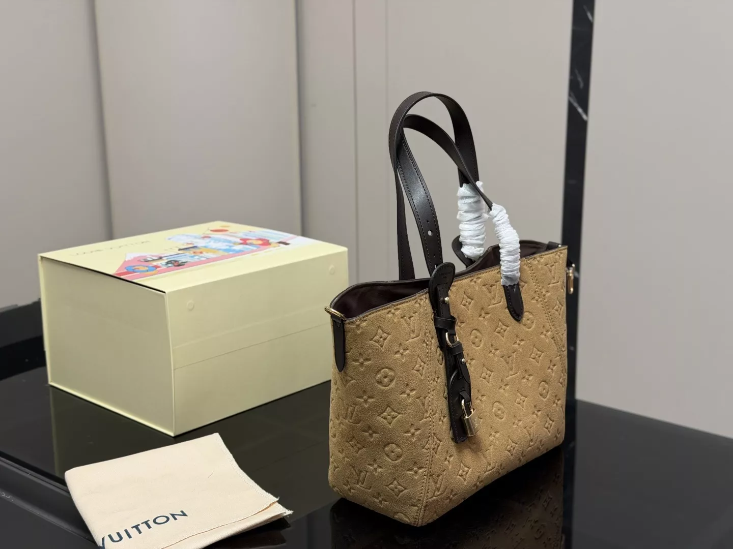 루이비통 모노그램 압인 스웨이드 오픈 토트백 상세 이미지 5