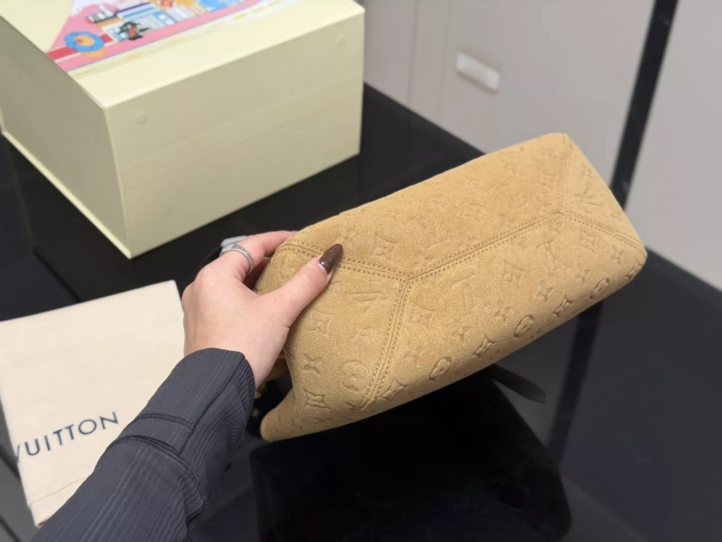 루이비통 모노그램 압인 스웨이드 오픈 토트백 상세 이미지 9