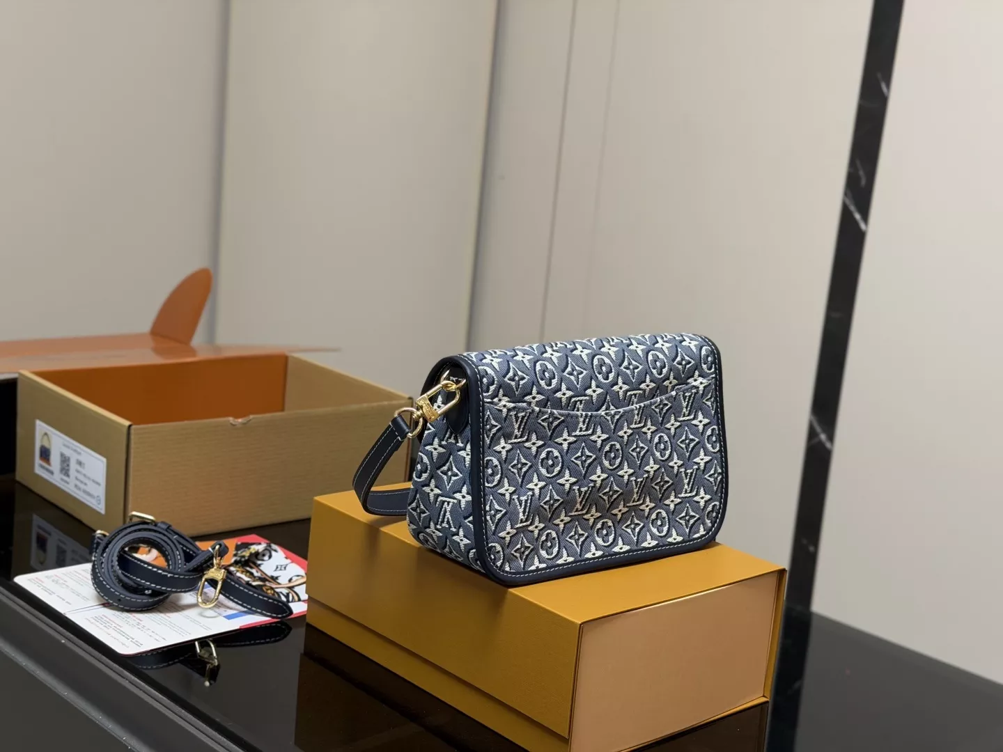 루이비통 플랩 버클 더블 숄더 스트랩 바게트백 상세 이미지 7