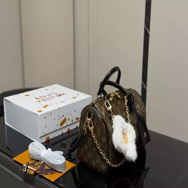 루이비통 모노그램 패턴 둥근 손잡이 보스턴백