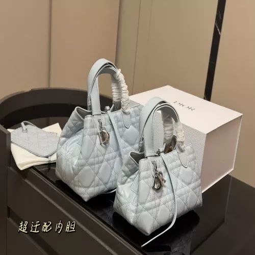 디올 격자 퀼팅 가로형 더블 핸들 토트백