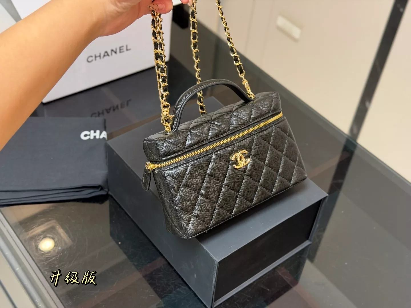 샤넬 다이아 퀼팅 체인 탑 핸들 숄더백 상세 이미지 2