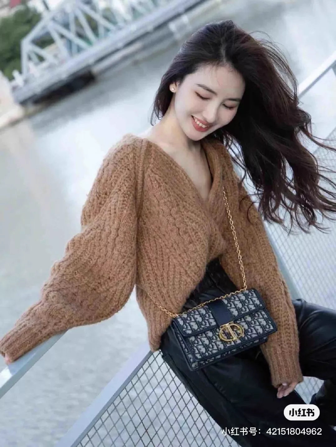 디올 모노그램 플랩 체인 스트랩 숄더백 상세 이미지 14