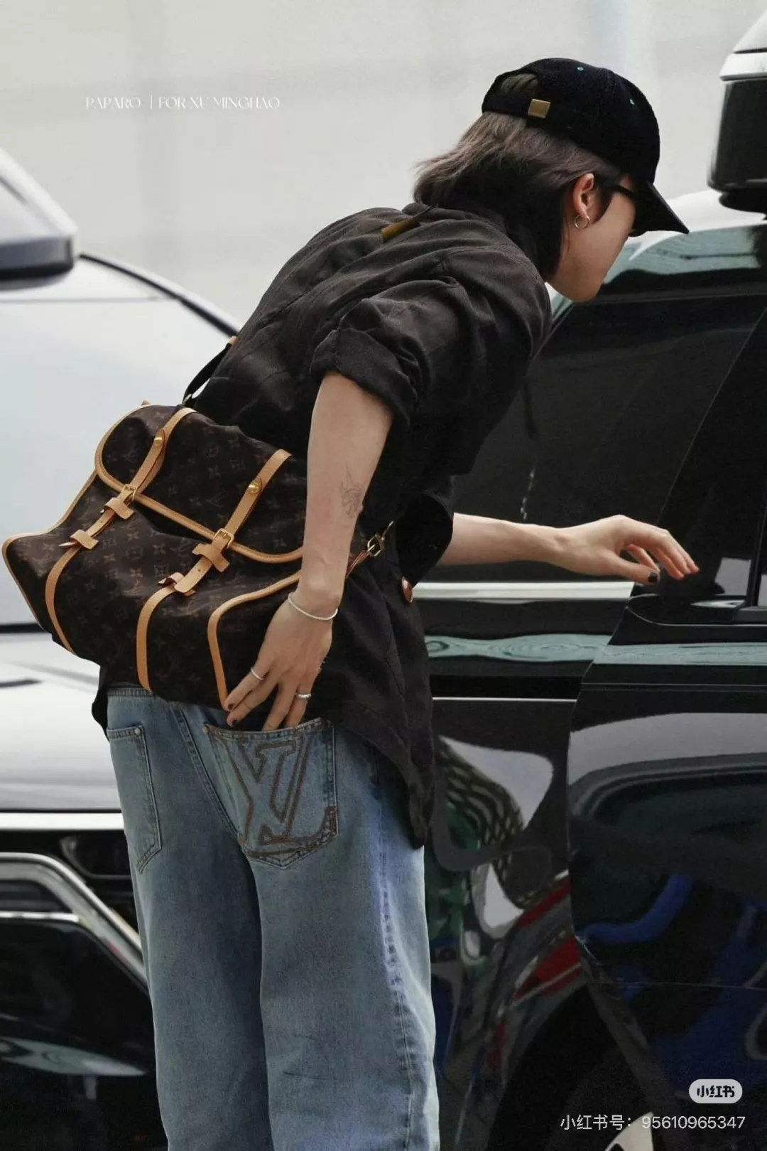 루이비통 모노그램 와이드 가죽 스트랩 메신저백 상세 이미지 17
