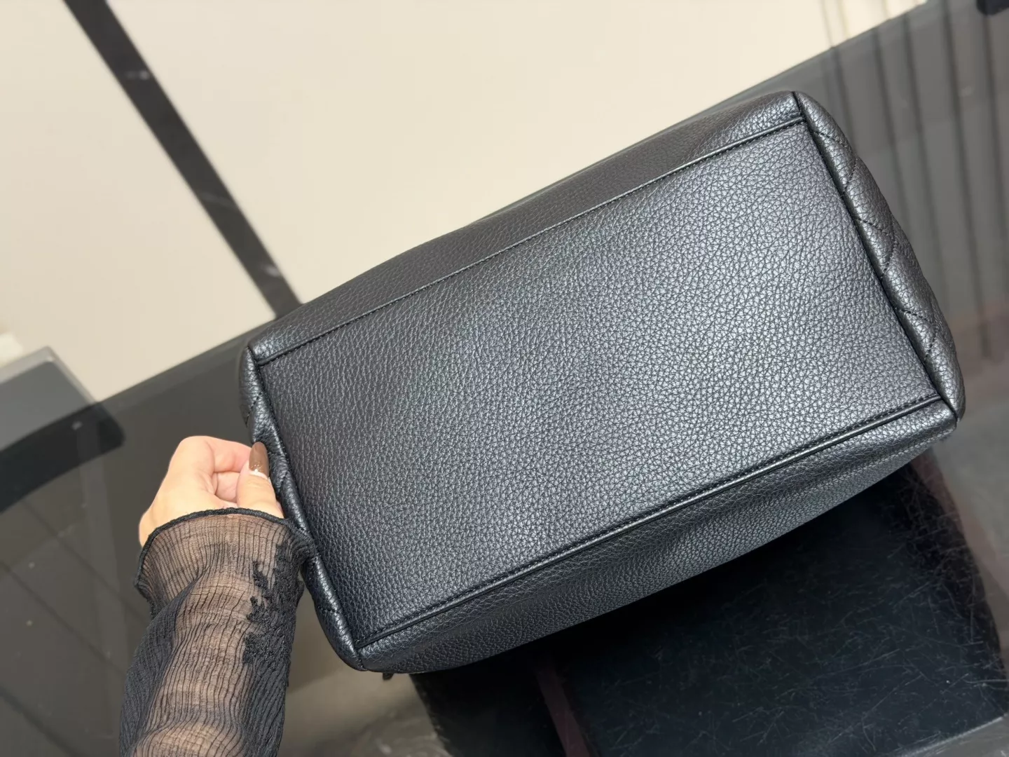 샤넬 체인 핸들 로고 장식 사각 토트백 상세 이미지 8