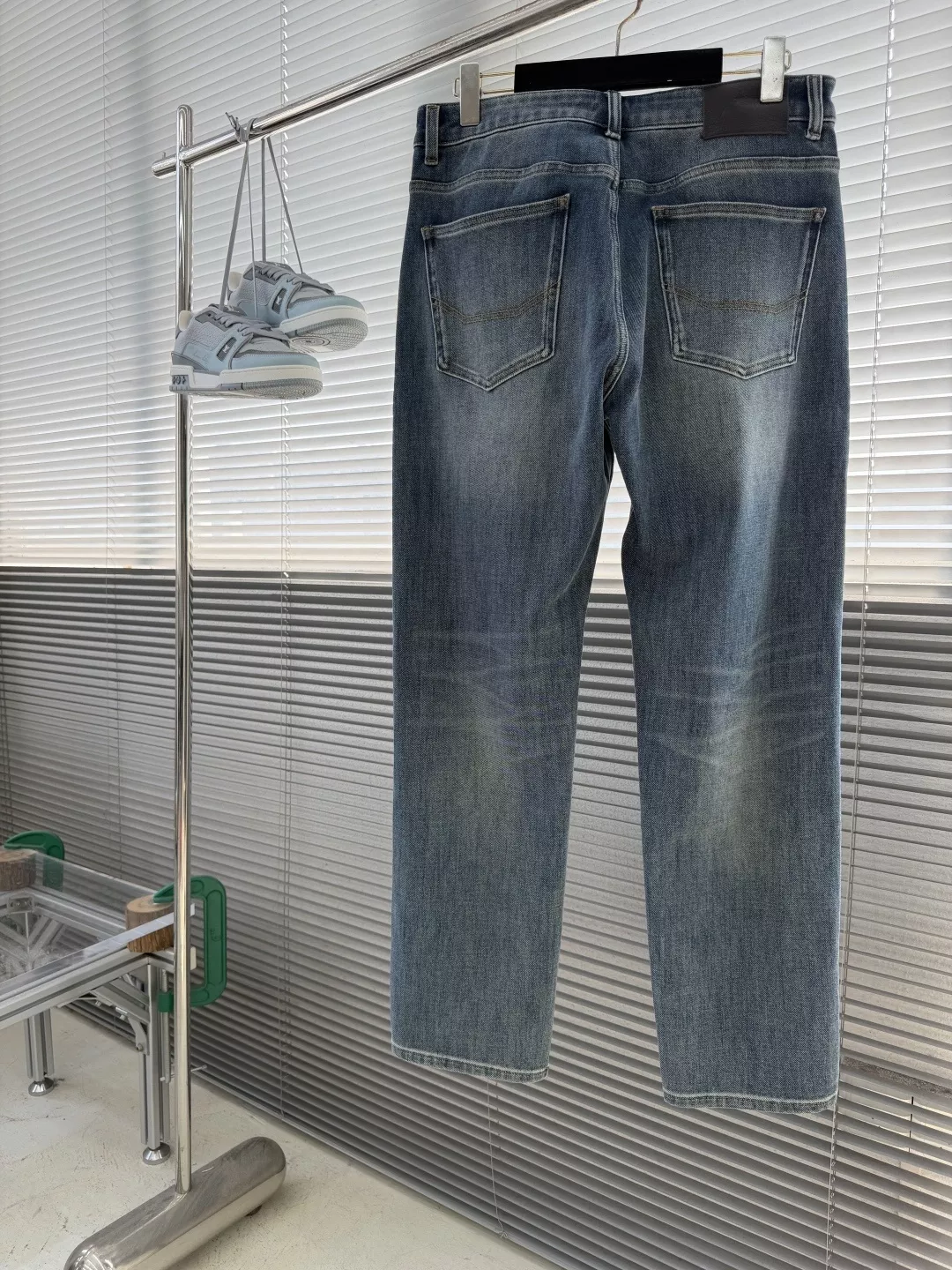 브리오니 로고 디테일 워싱 남녀공용 데님 팬츠 상세 이미지 2